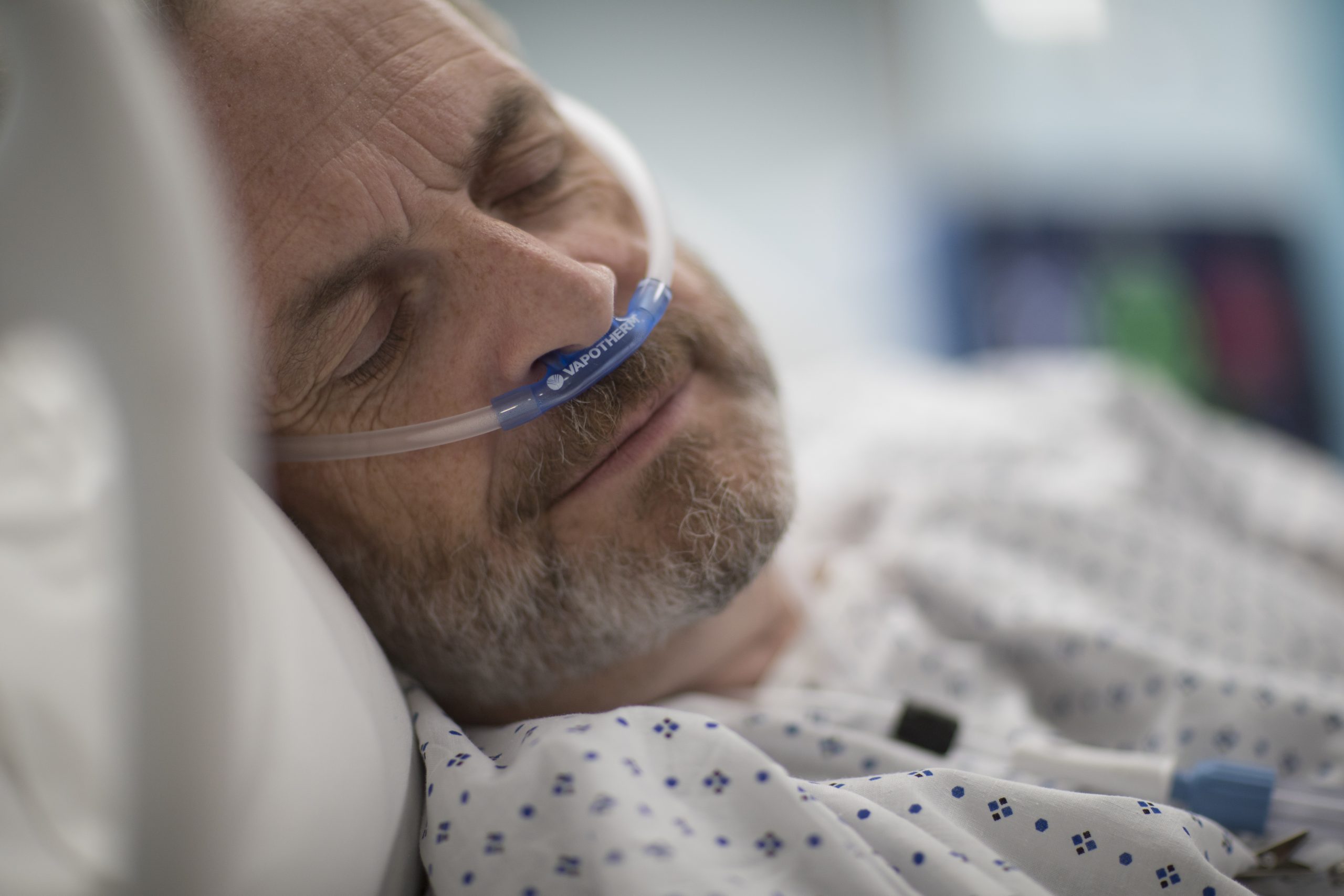 Cum se obține oxigen medical la bordul avionului: ghid pentru pacienții care au nevoie de oxigen în timpul zborului